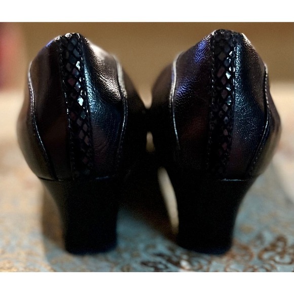 Aravon by New Balance black leather pumps in size 7D - Picture 3 of 8